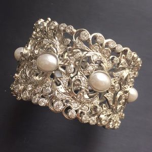 Gorgeous Tejani Crystal and Pearl Bracelet